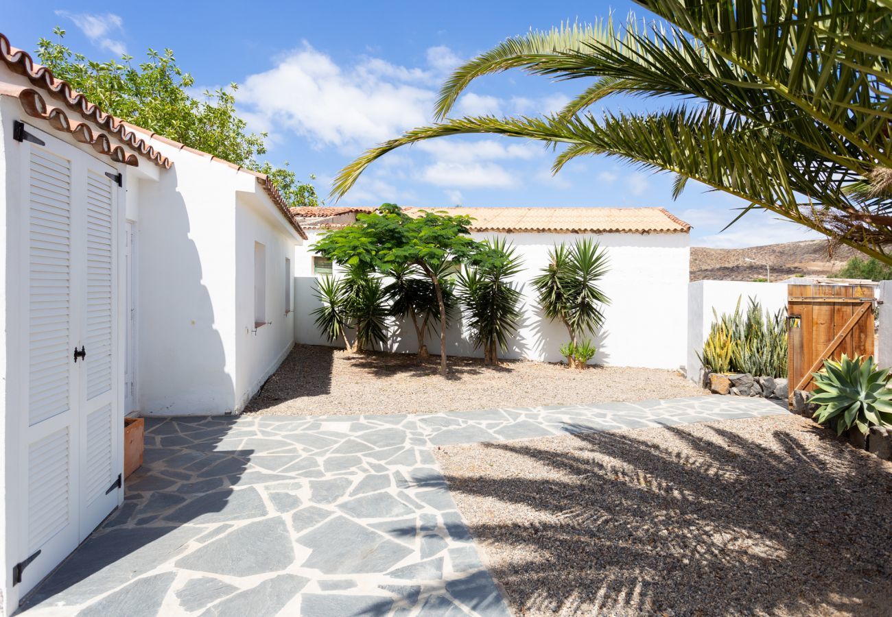 Casa Desiño II is een moderne, vrijstaande vakantiewoning met een heerlijk buitenleven in Guaza, Tenerife