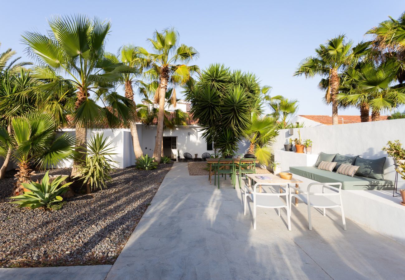 Casita Desiño Estudio is een smaakvol ingericht vakantiehuis met volop ruimte en privacy. Bij de zee in Guaza, Tenerife