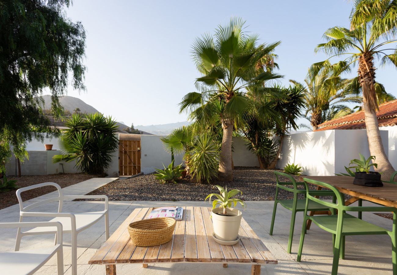 Casita Desiño Estudio is een smaakvol ingericht vakantiehuis met volop ruimte en privacy. Bij de zee in Guaza, Tenerife