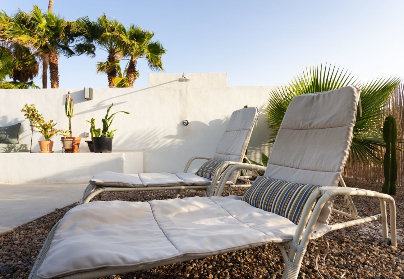 Casita Desiño Estudio is een smaakvol ingericht vakantiehuis met volop ruimte en privacy. Bij de zee in Guaza, Tenerife