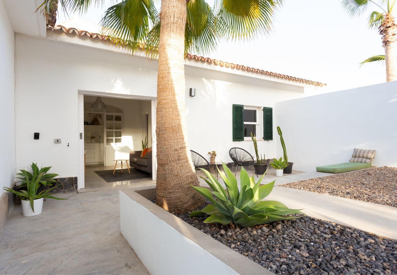Casita Desiño Estudio is een smaakvol ingericht vakantiehuis met volop ruimte en privacy. Bij de zee in Guaza, Tenerife