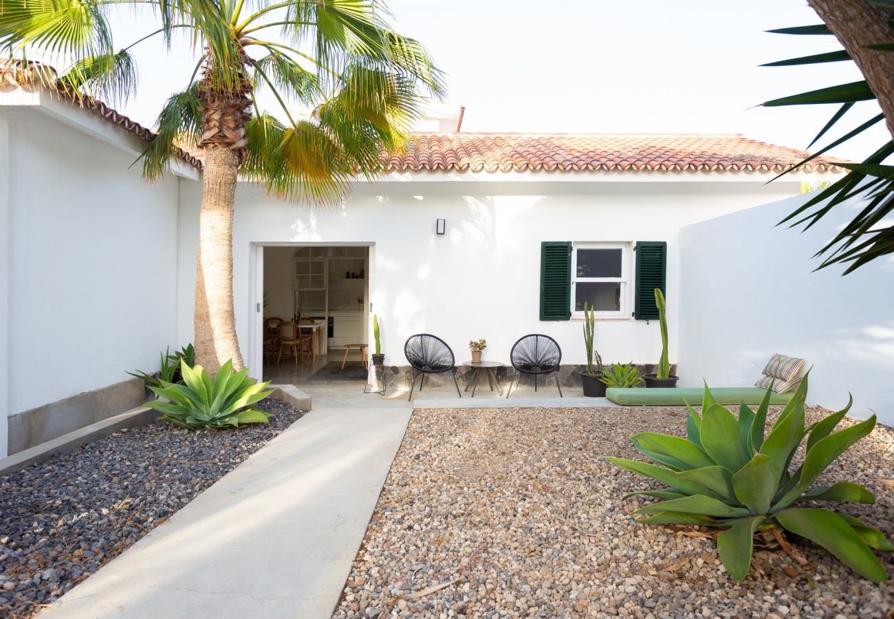 Casita Desiño Estudio is een smaakvol ingericht vakantiehuis met volop ruimte en privacy. Bij de zee in Guaza, Tenerife