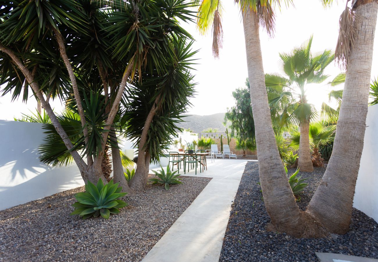 Casita Desiño Estudio is een smaakvol ingericht vakantiehuis met volop ruimte en privacy. Bij de zee in Guaza, Tenerife