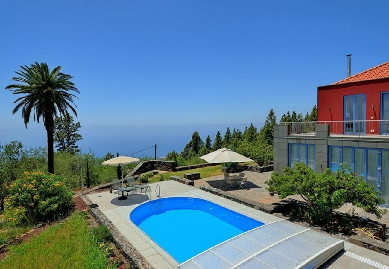 Villa Florasol is een luxe moderne villa met verwarmd privé zwembad, sauna en uniek zeezicht in Tijarafe, La Palma