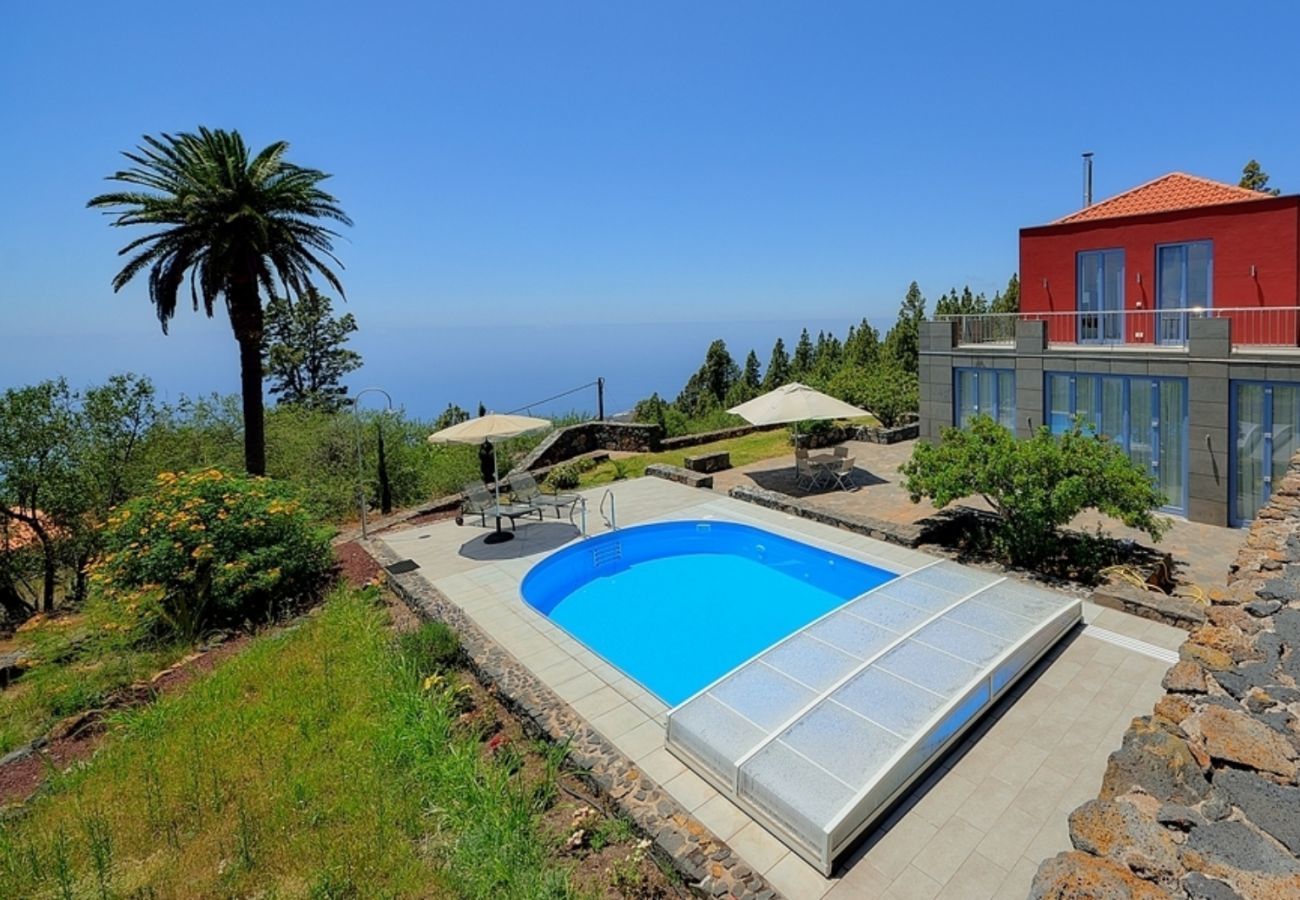 Villa Florasol is een luxe moderne villa met verwarmd privé zwembad, sauna en uniek zeezicht in Tijarafe, La Palma