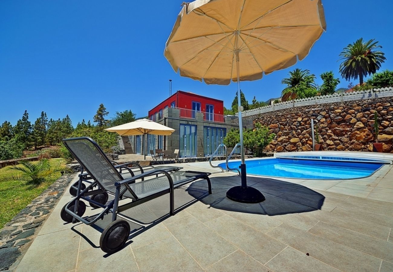 Villa Florasol is een luxe moderne villa met verwarmd privé zwembad, sauna en uniek zeezicht in Tijarafe, La Palma