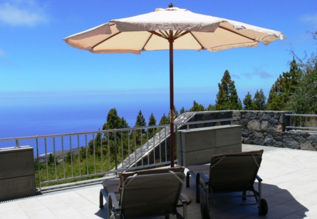 Villa Florasol is een luxe moderne villa met verwarmd privé zwembad, sauna en uniek zeezicht in Tijarafe, La Palma