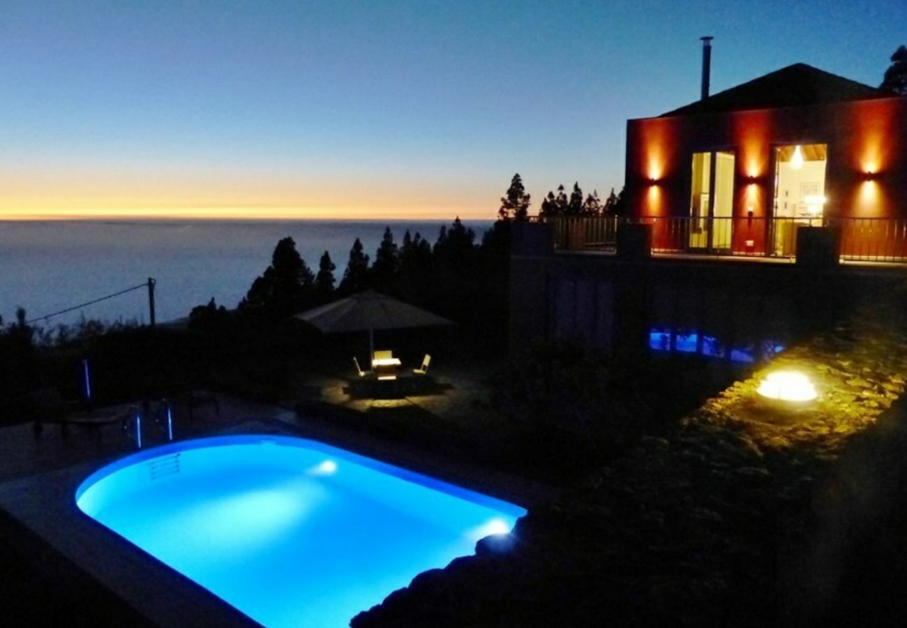 Villa Florasol is een luxe moderne villa met verwarmd privé zwembad, sauna en uniek zeezicht in Tijarafe, La Palma