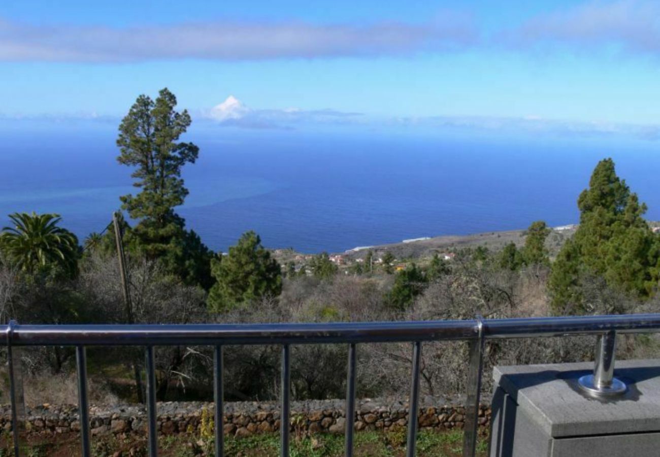 Villa Florasol is een luxe moderne villa met verwarmd privé zwembad, sauna en uniek zeezicht in Tijarafe, La Palma