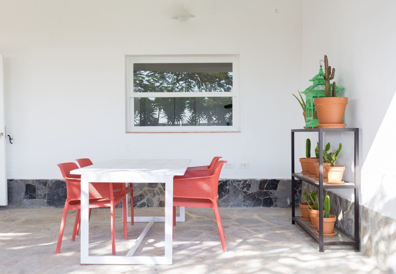 Villa Desiño Pequeno met groene tuin en volop ruimte en privacy. In Guaza, Tenerife.