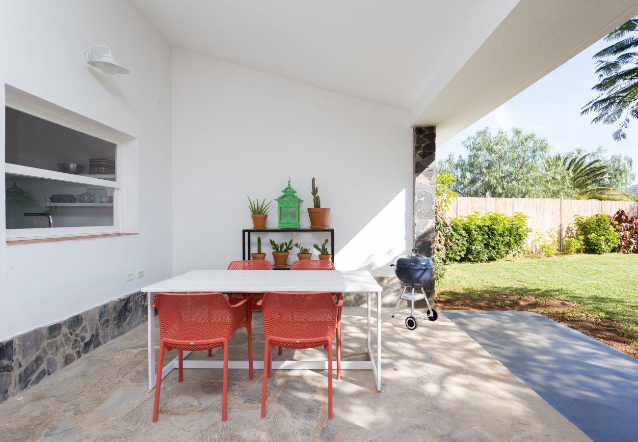 Villa Desiño Pequeno met groene tuin en volop ruimte en privacy. In Guaza, Tenerife.