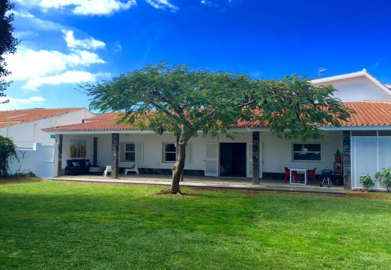 Villa Desiño Pequeno met groene tuin en volop ruimte en privacy. In Guaza, Tenerife.