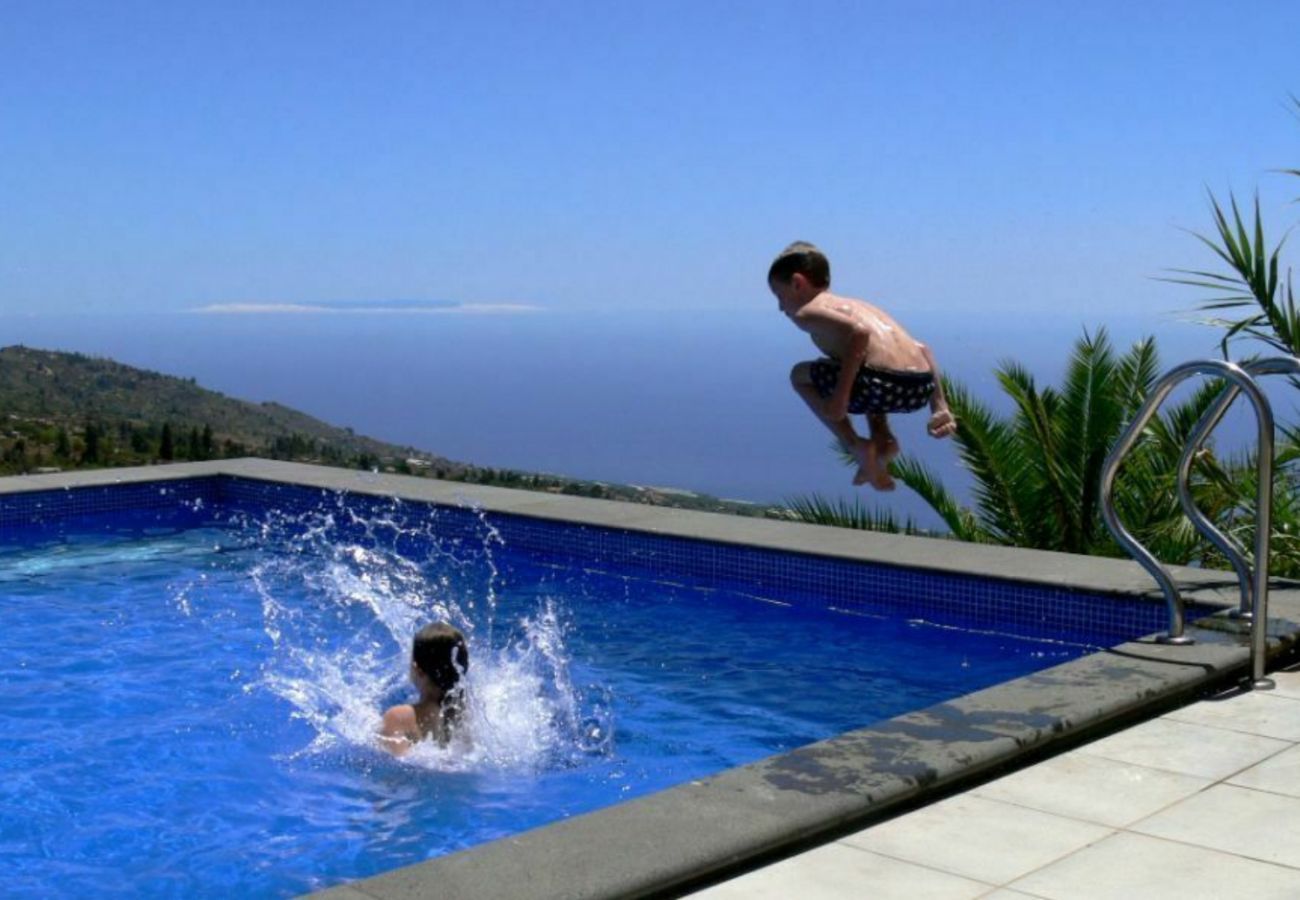 Villa Panoramico is een luxe villa met verwarmd privé zwembad en sauna. Met uniek zeezicht in Tijarafe, La Palma