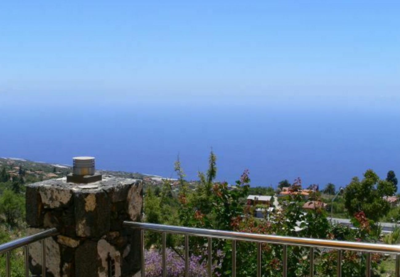 Villa Panoramico is een luxe villa met verwarmd privé zwembad en sauna. Met uniek zeezicht in Tijarafe, La Palma