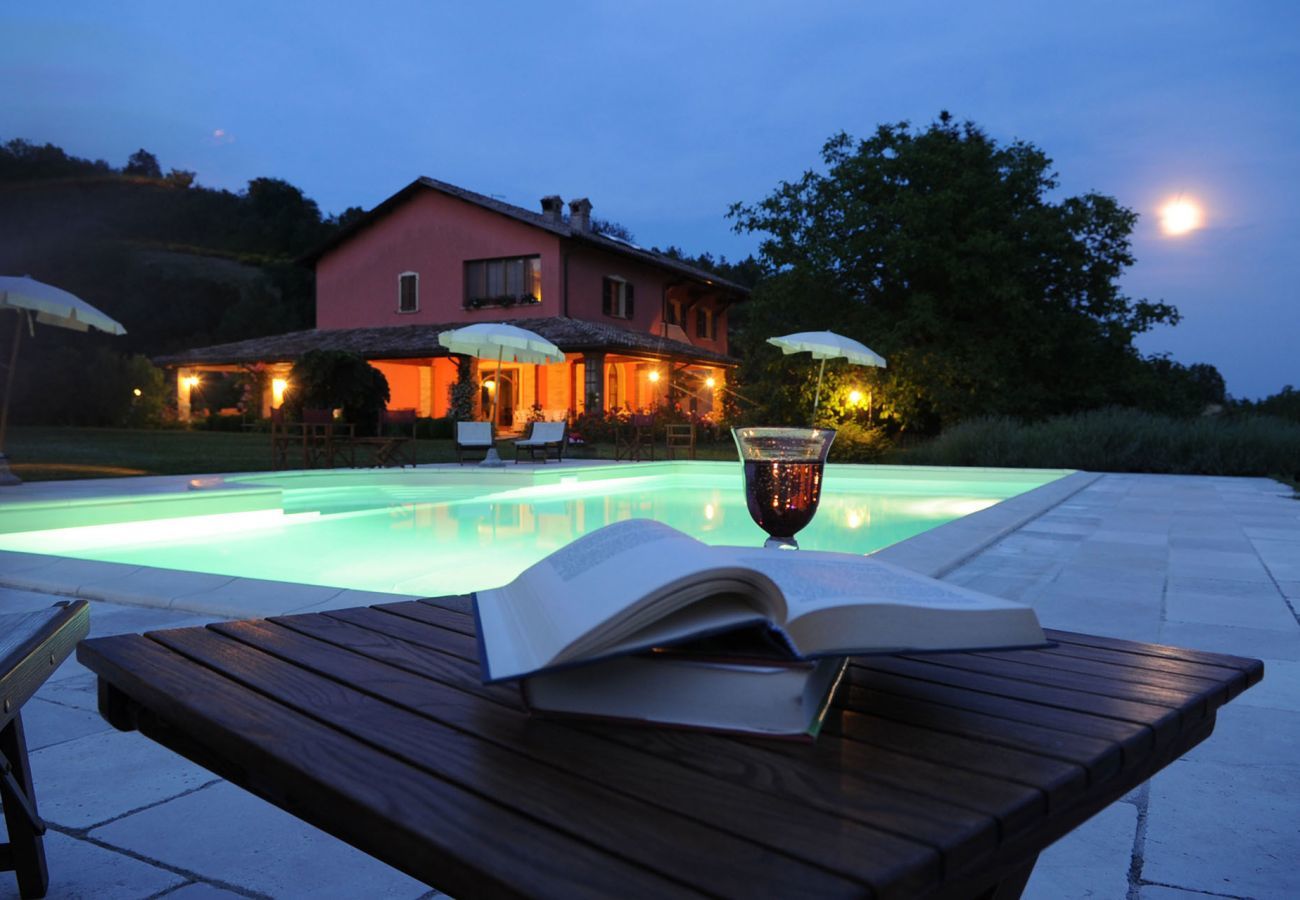 Villa Donna, royale villa met privé zwembad en geweldig uitzicht over het landschap van Le Marche, Urbania
