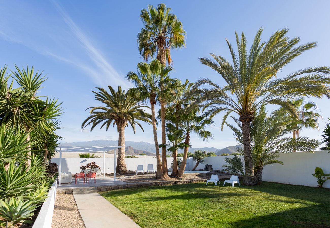 Casita Desiño Moderno i s een studio voor twee met een ruime ruin en zwembad. Dicht bij het strand in Guaza, Tenerife