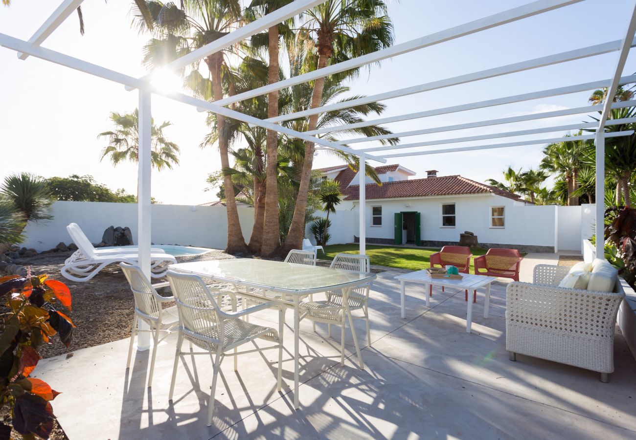 Casita Desiño Moderno i s een studio voor twee met een ruime ruin en zwembad. Dicht bij het strand in Guaza, Tenerife