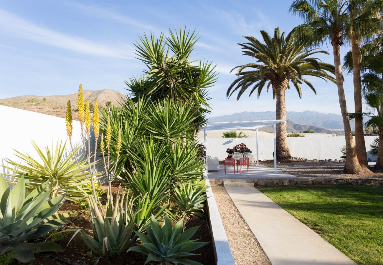 Casita Desiño Moderno i s een studio voor twee met een ruime ruin en zwembad. Dicht bij het strand in Guaza, Tenerife