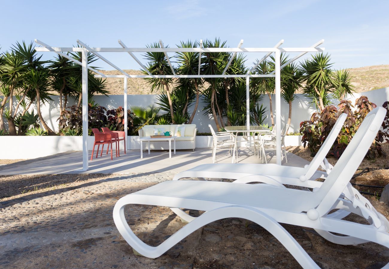 Casita Desiño Moderno i s een studio voor twee met een ruime ruin en zwembad. Dicht bij het strand in Guaza, Tenerife