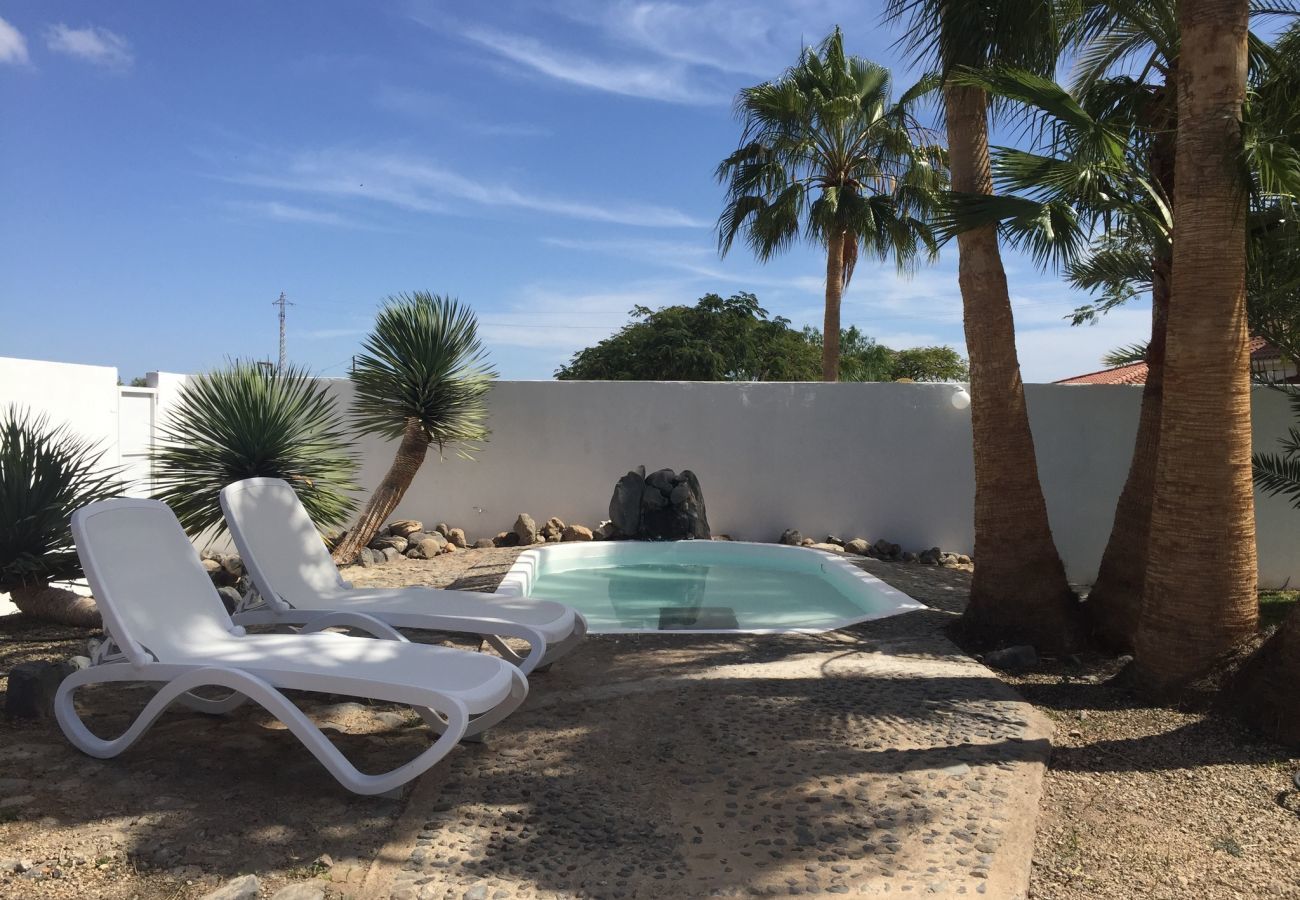 Casita Desiño Moderno i s een studio voor twee met een ruime ruin en zwembad. Dicht bij het strand in Guaza, Tenerife