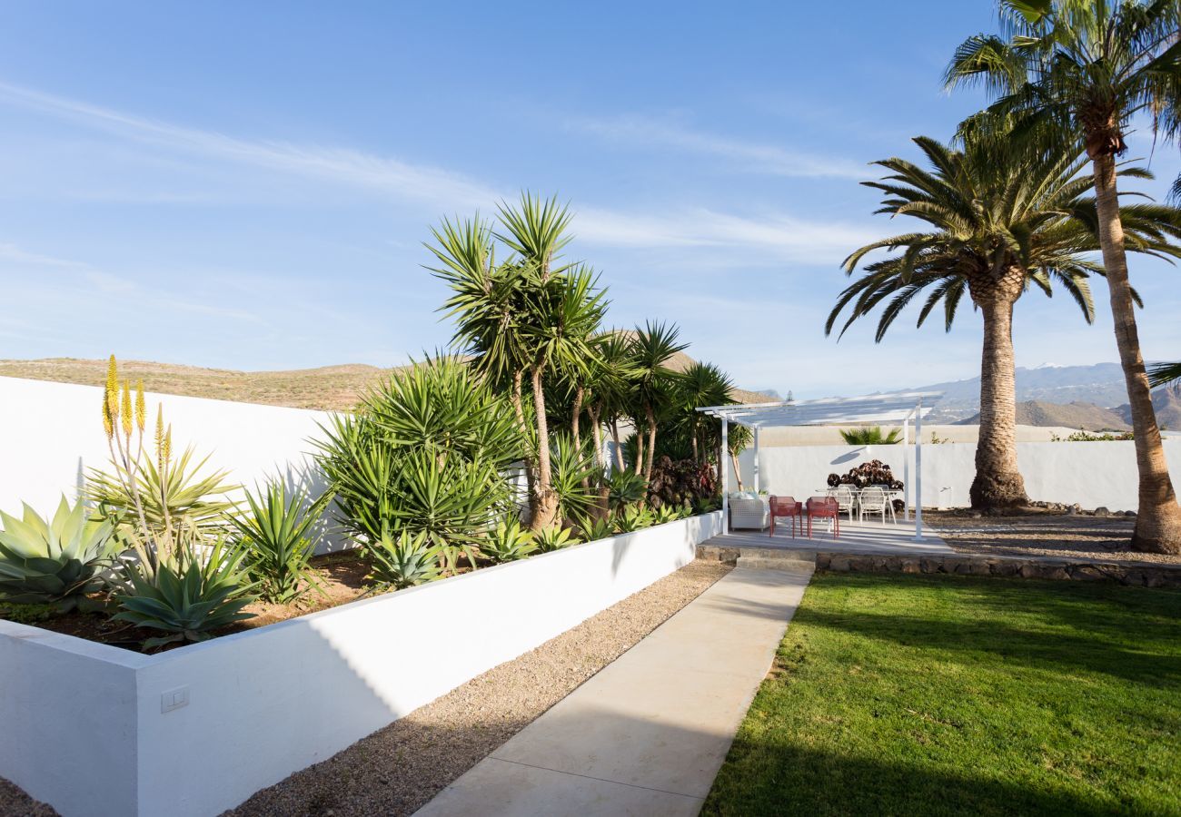 Casita Desiño Moderno i s een studio voor twee met een ruime ruin en zwembad. Dicht bij het strand in Guaza, Tenerife