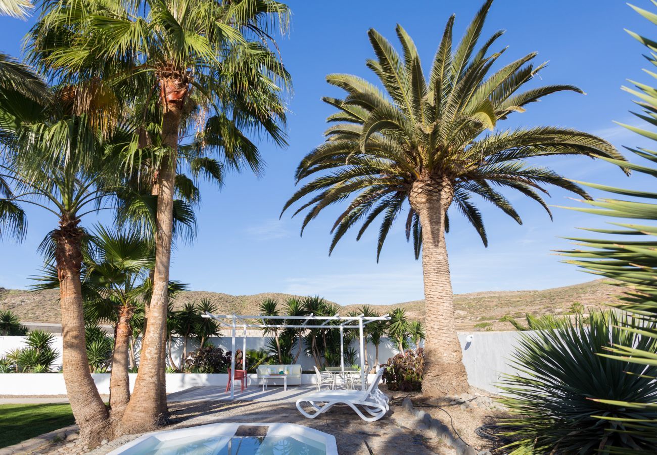 Casita Desiño Moderno i s een studio voor twee met een ruime ruin en zwembad. Dicht bij het strand in Guaza, Tenerife