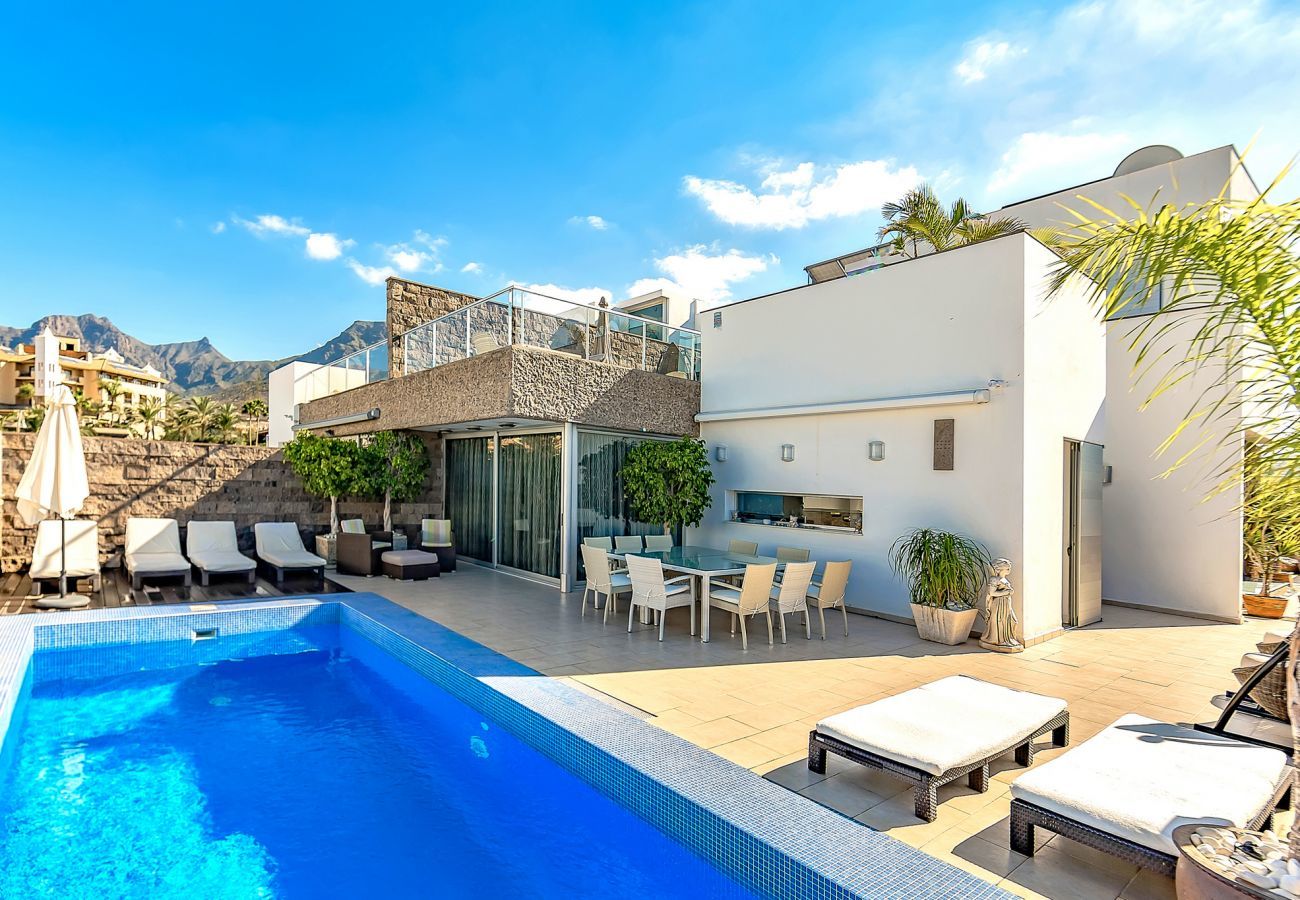 Luxe vrijstaande Villa Reya I, met privé zwembad. Op loopafstand van het strand in Costa Adeja, Tenerife