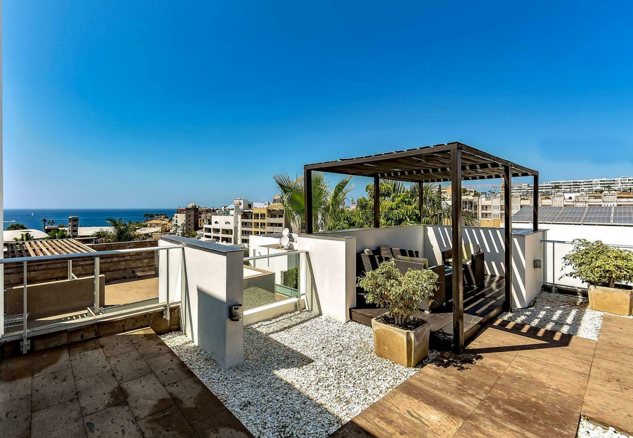 Villa Reya II is een luxe villa met verwarmd privé zwembad. Op loopafstand van het strand in Costa Adeje, Tenerife!