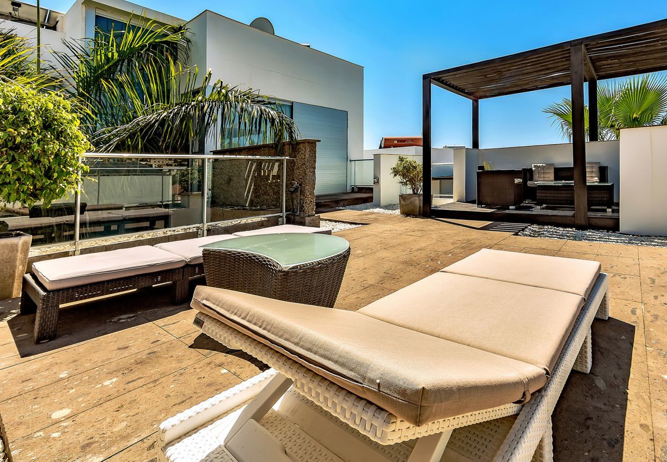 Villa Reya II is een luxe villa met verwarmd privé zwembad. Op loopafstand van het strand in Costa Adeje, Tenerife!