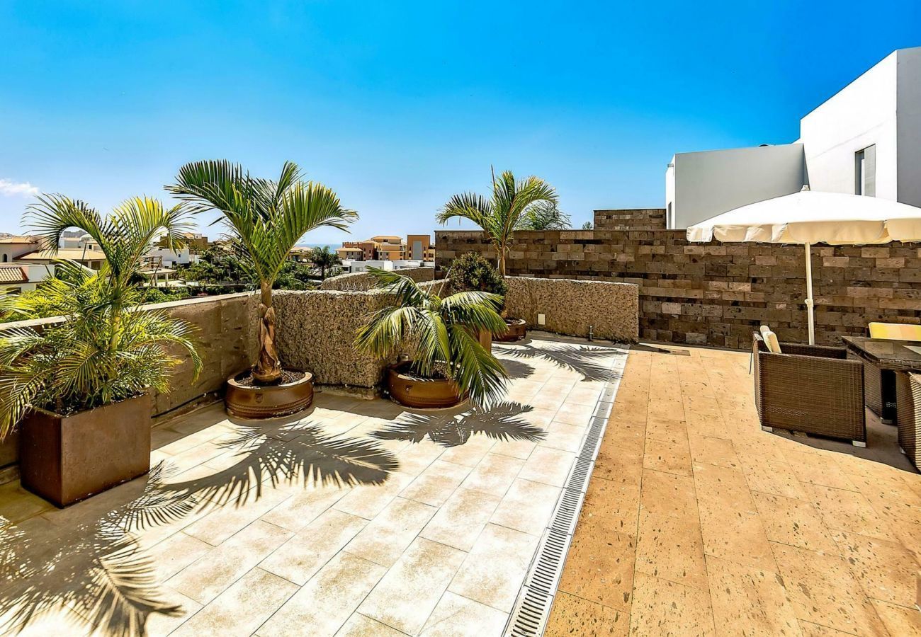 Villa Reya II is een luxe villa met verwarmd privé zwembad. Op loopafstand van het strand in Costa Adeje, Tenerife!