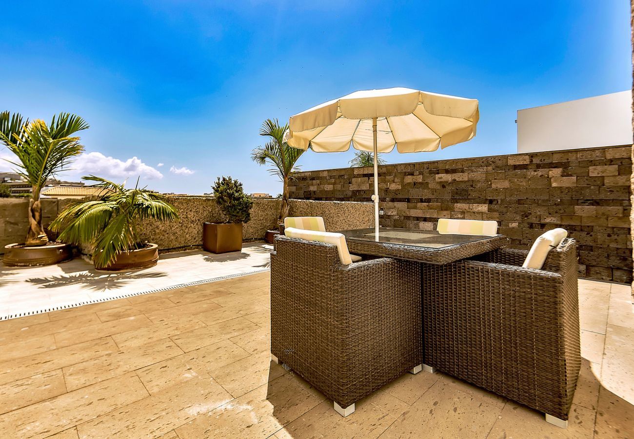 Villa Reya II is een luxe villa met verwarmd privé zwembad. Op loopafstand van het strand in Costa Adeje, Tenerife!