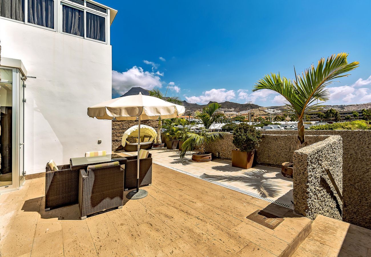 Villa Reya II is een luxe villa met verwarmd privé zwembad. Op loopafstand van het strand in Costa Adeje, Tenerife!