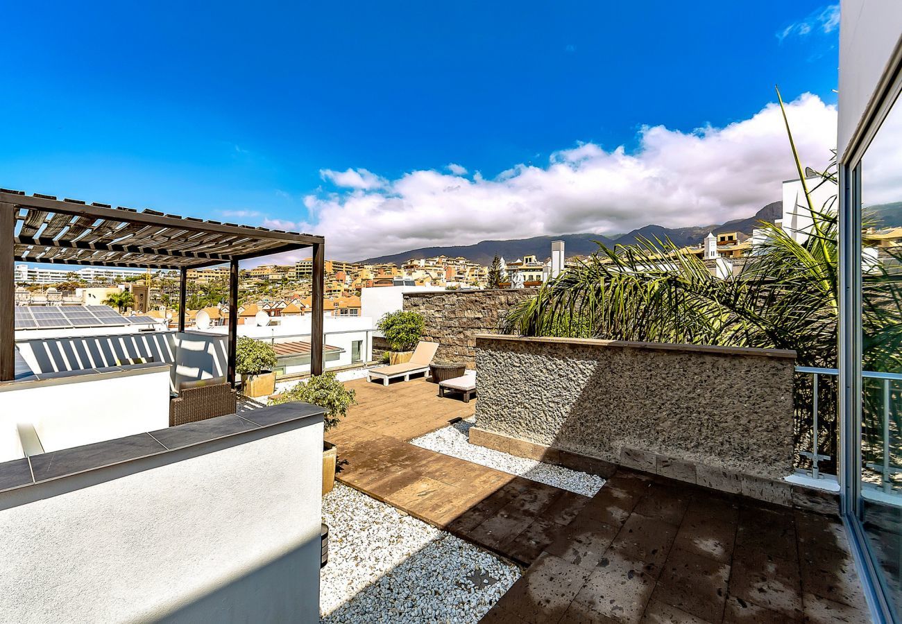 Villa Reya II is een luxe villa met verwarmd privé zwembad. Op loopafstand van het strand in Costa Adeje, Tenerife!