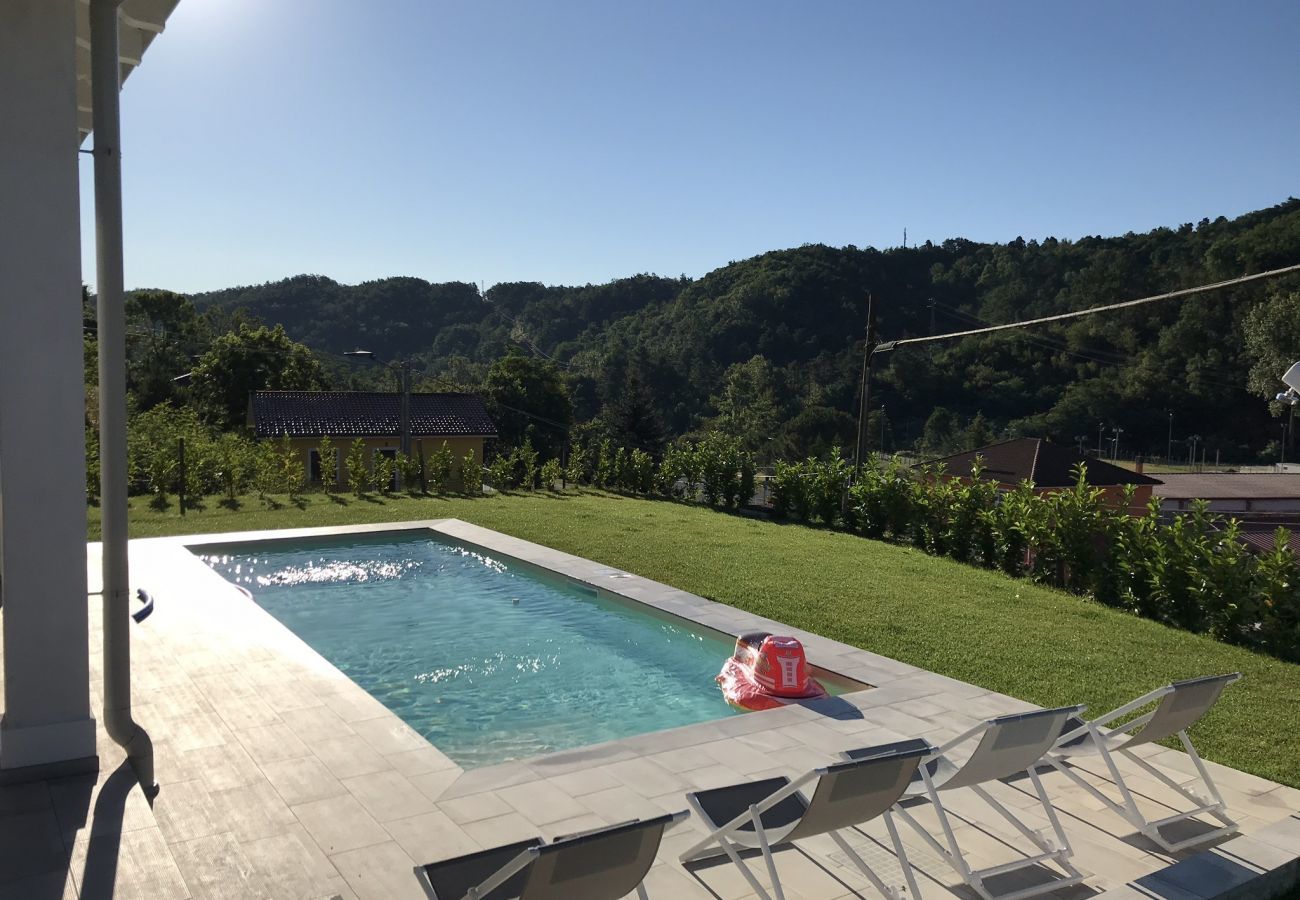 Casa Piani is een moderne villa met veel rust en ruimte én privé zwembad. In het groene Plodio, Ligurië