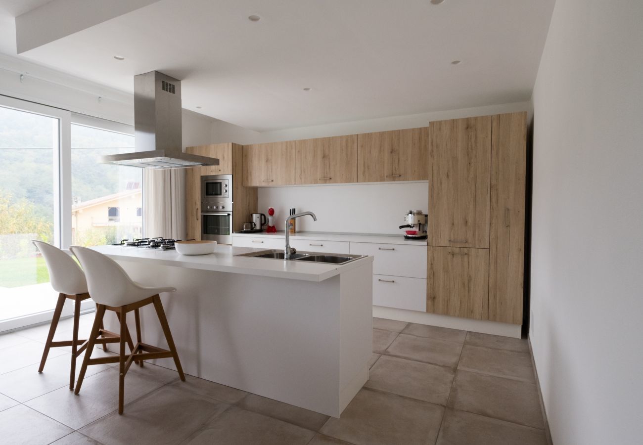 Casa Piani is een moderne villa met veel rust en ruimte én privé zwembad. In het groene Plodio, Ligurië