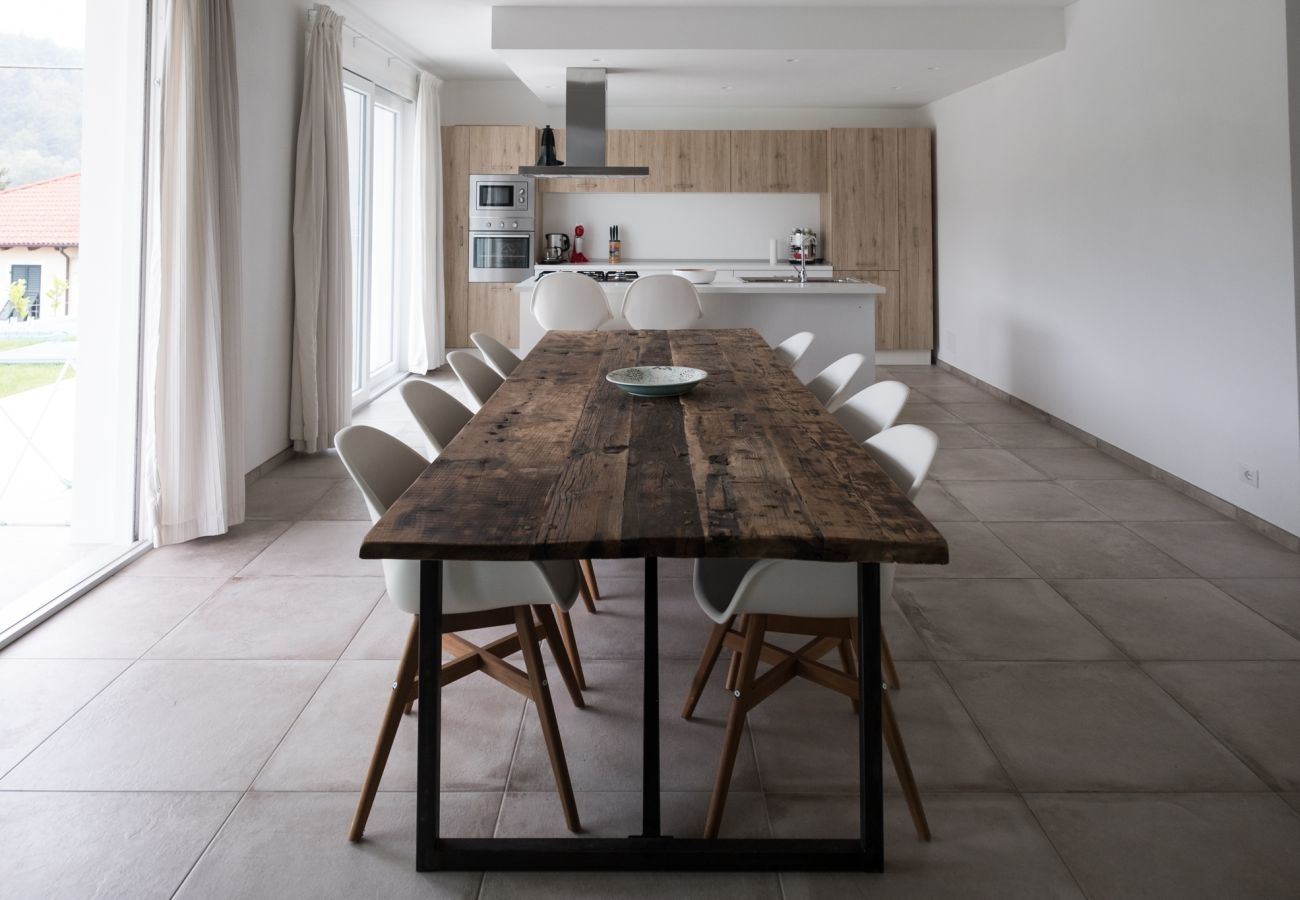 Casa Piani is een moderne villa met veel rust en ruimte én privé zwembad. In het groene Plodio, Ligurië