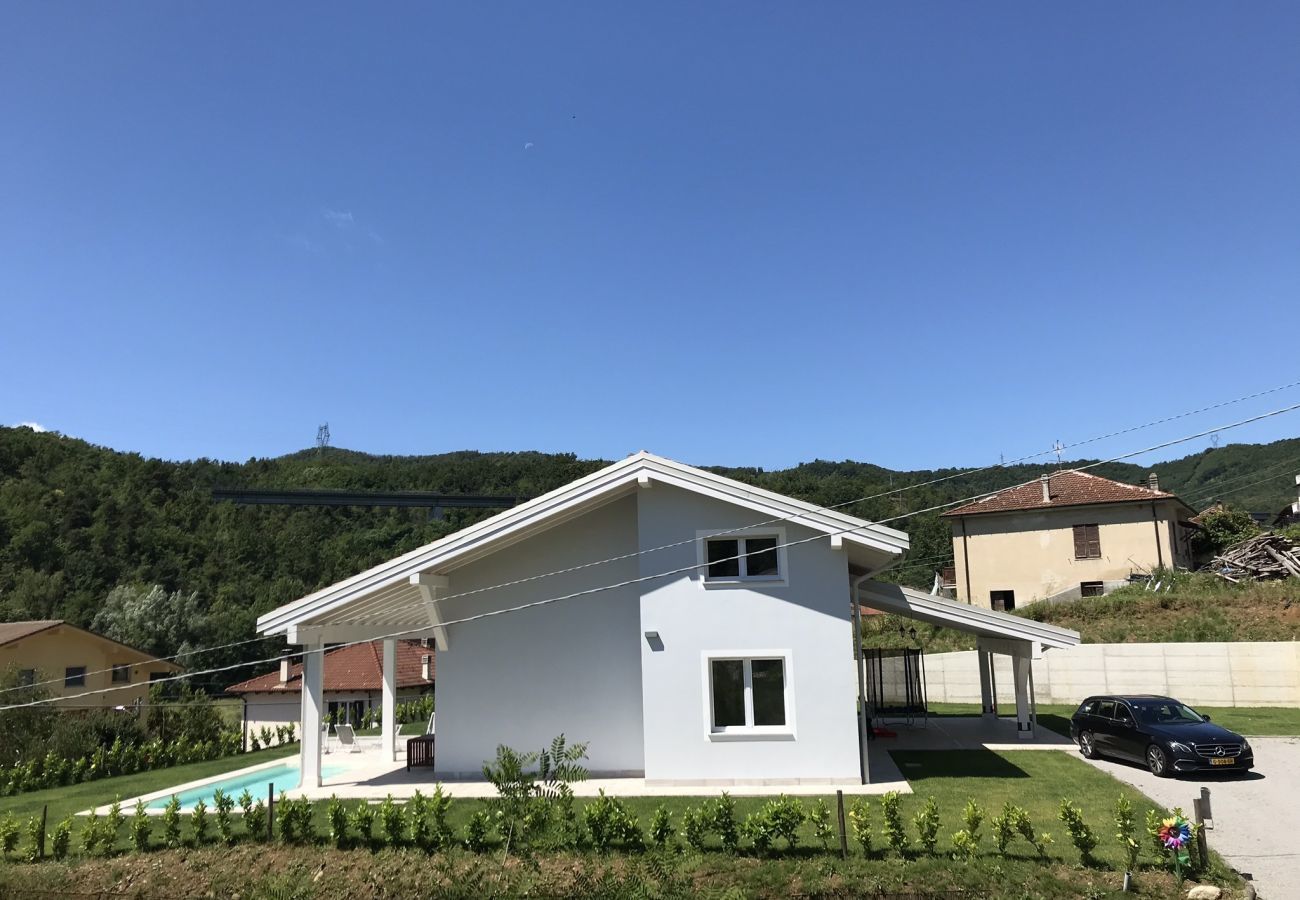 Casa Piani is een moderne villa met veel rust en ruimte én privé zwembad. In het groene Plodio, Ligurië