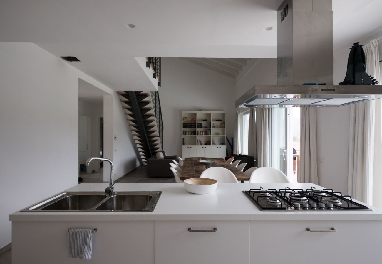 Casa Piani is een moderne villa met veel rust en ruimte én privé zwembad. In het groene Plodio, Ligurië