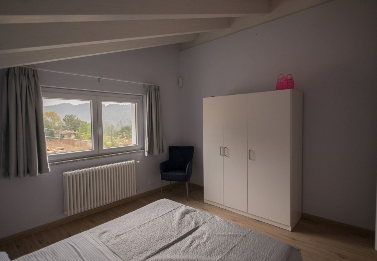 Casa Piani is een moderne villa met veel rust en ruimte én privé zwembad. In het groene Plodio, Ligurië