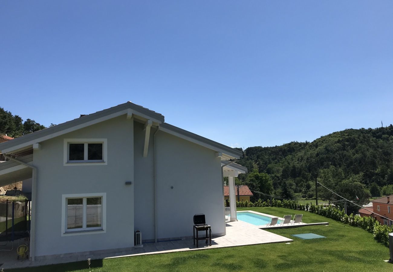 Casa Piani is een moderne villa met veel rust en ruimte én privé zwembad. In het groene Plodio, Ligurië