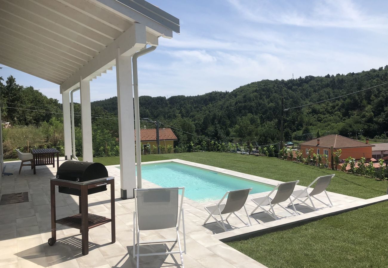 Casa Piani is een moderne villa met veel rust en ruimte én privé zwembad. In het groene Plodio, Ligurië