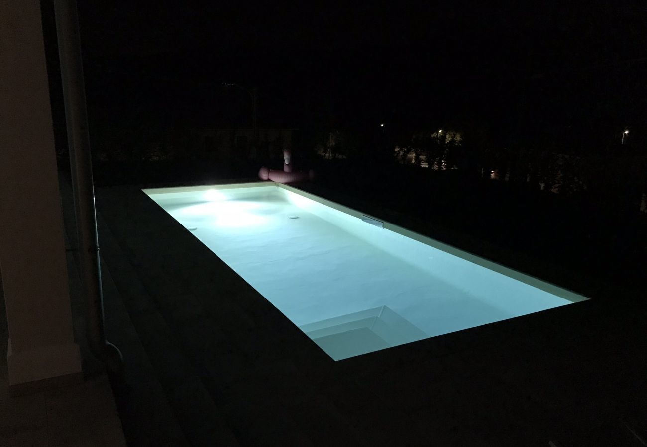 Casa Piani is een moderne villa met veel rust en ruimte én privé zwembad. In het groene Plodio, Ligurië