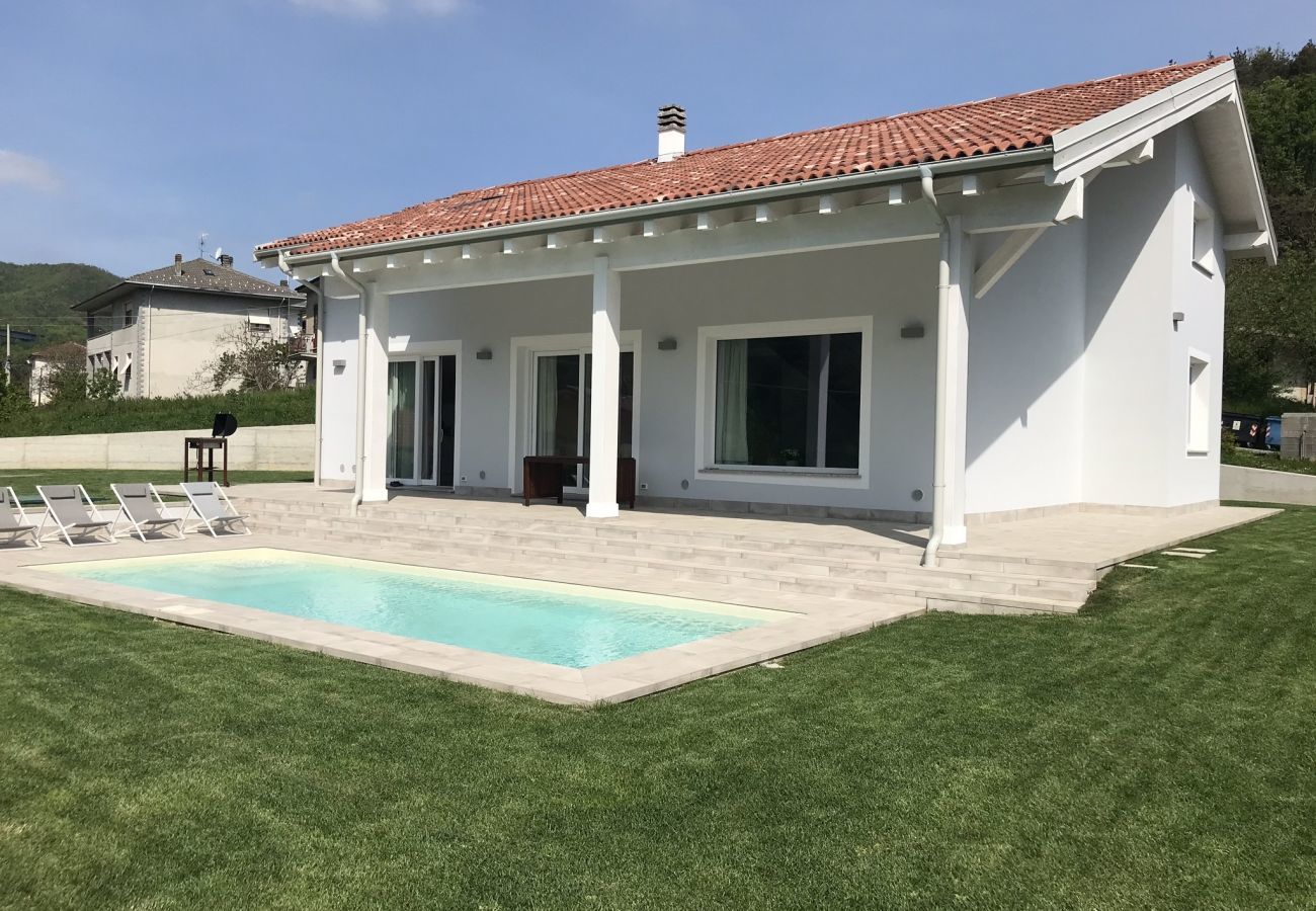 Casa Piani is een moderne villa met veel rust en ruimte én privé zwembad. In het groene Plodio, Ligurië
