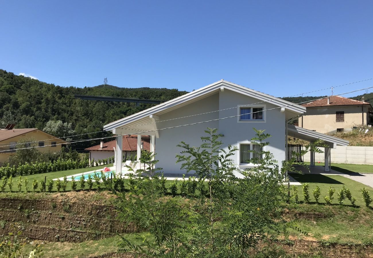 Casa Piani is een moderne villa met veel rust en ruimte én privé zwembad. In het groene Plodio, Ligurië