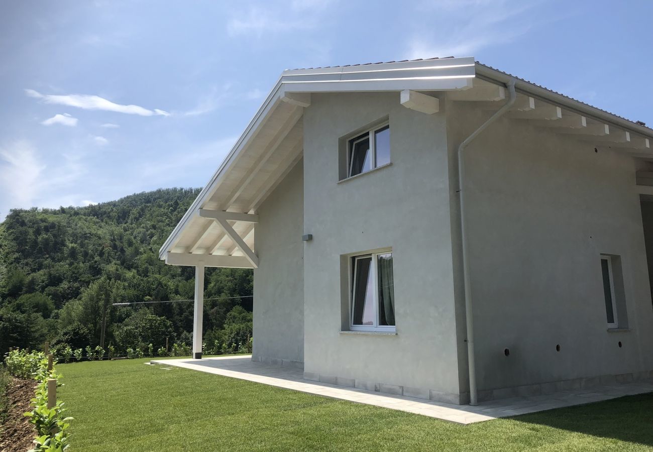 Casa Piani is een moderne villa met veel rust en ruimte én privé zwembad. In het groene Plodio, Ligurië