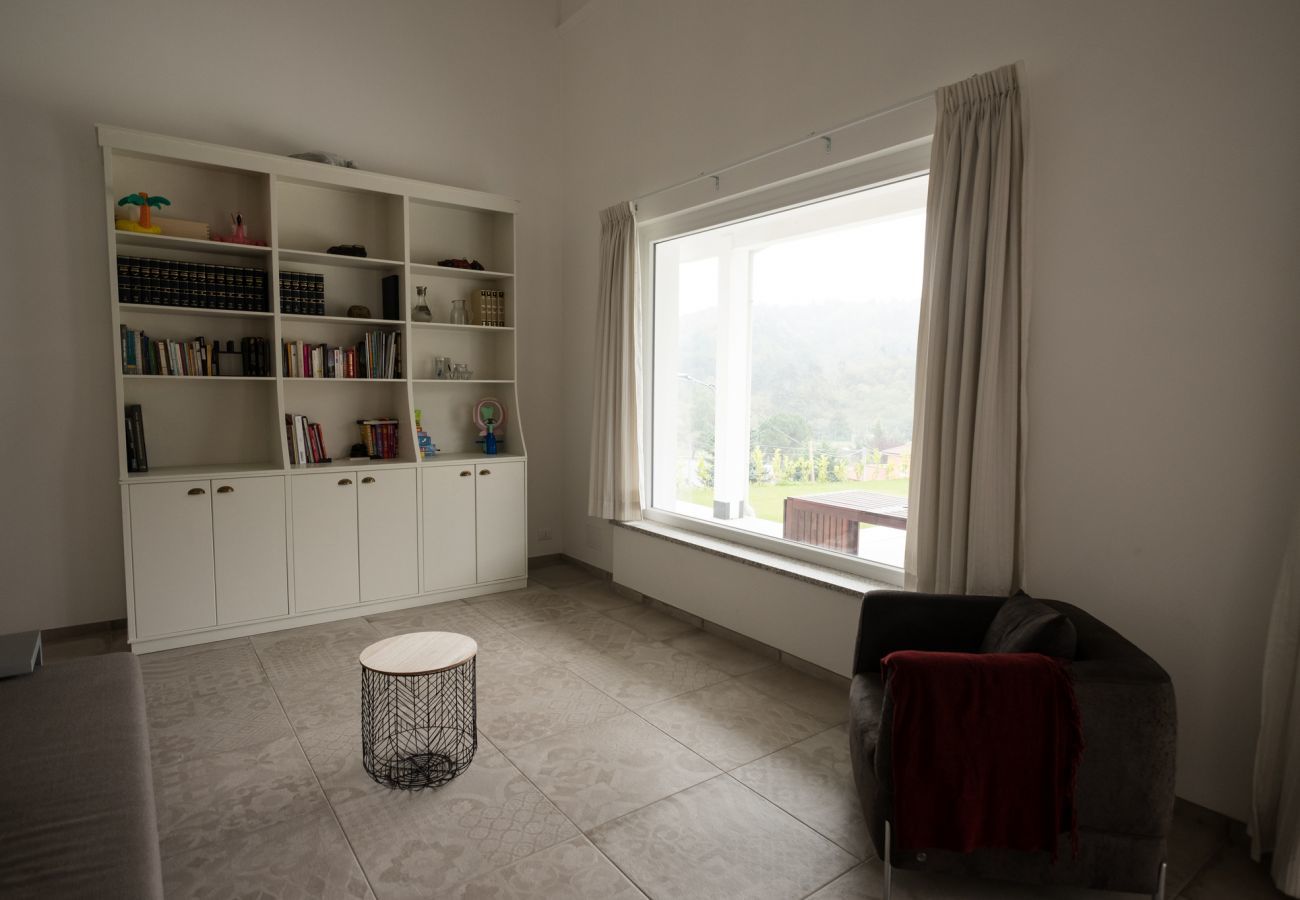 Casa Piani is een moderne villa met veel rust en ruimte én privé zwembad. In het groene Plodio, Ligurië