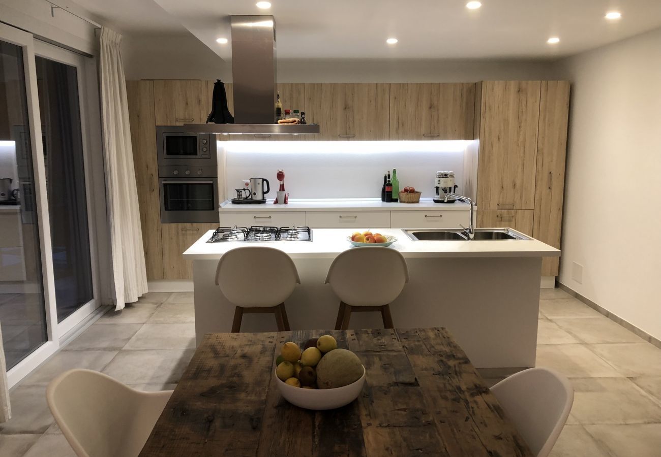 Casa Piani is een moderne villa met veel rust en ruimte én privé zwembad. In het groene Plodio, Ligurië