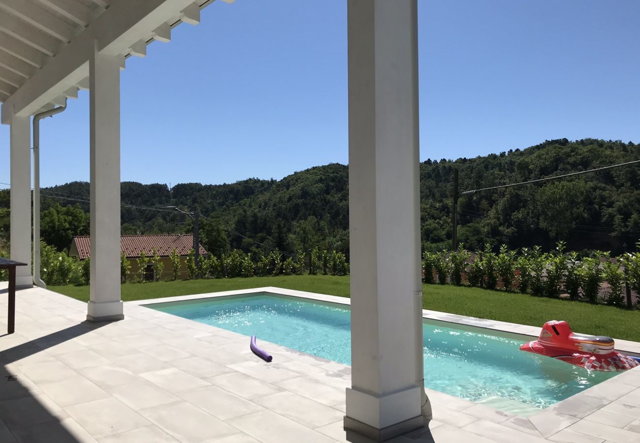 Casa Piani is een moderne villa met veel rust en ruimte én privé zwembad. In het groene Plodio, Ligurië