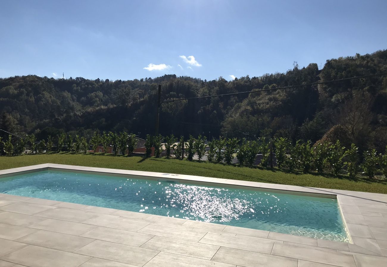 Casa Piani is een moderne villa met veel rust en ruimte én privé zwembad. In het groene Plodio, Ligurië