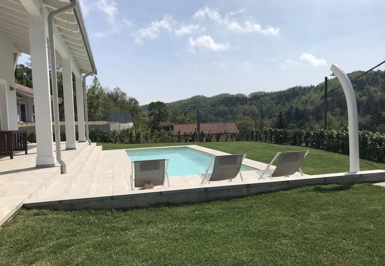 Casa Piani is een moderne villa met veel rust en ruimte én privé zwembad. In het groene Plodio, Ligurië